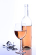 Glas Rose Wein mit Flasche und Korkenzieher