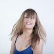 femme joyeuse cheveux décoiffée