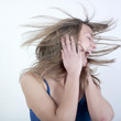 femme criant en mouvement