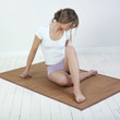 jolie jeune femme assise tapis jolie jeune femme assise tapis