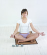 belle jeune femme faisant du yoga belle jeune femme faisant du yoga