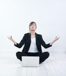 femme méditation et ordinateur