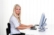 Frau mit Computer im Büro