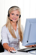 Frau mit Headset und Computer bei Hotline