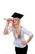 Frau mit Doktor Hut sucht Arbeit