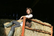 jeune femme dans une grange jeune femme dans une grange