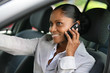 Portrait d'une femme métisse au volant d'une voiture