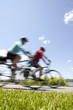 Couple de cycliste en mouvement Couple de cycliste en mouvement