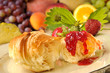 Croissant mit Erdbeermarmelade