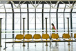 Passagiere eilen zum Gate am Flughafen in Lissabon