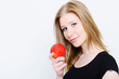 junge frau mit apfel