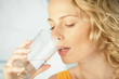 Photo : Young beauty blonde woman drinking mineral water