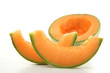 melon coupé en tranches sur fond blanc
