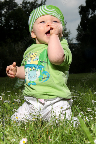 Foto: stylisches baby auf einer wiese stylisches baby auf einer wiese