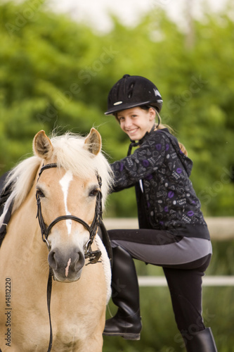 Photo: Ragazzina sale a cavallo Ragazzina sale a cavallo