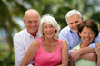 Foto: Groupe d'amis seniors souriants Groupe d'amis seniors souriants