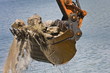 Bagger gräbt am Fluss