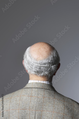Foto: Senior Man in studio, head and shoulders, back view Senior Man in studio, head and shoulders, back view