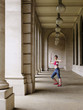 Foto: Female athlete throwing javelin in portico Female athlete throwing javelin in portico