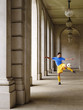 Foto: Soccer player kicking ball in portico Soccer player kicking ball in portico