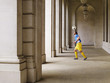 Foto: Soccer player bouncing ball off head in portico Soccer player bouncing ball off head in portico