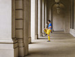 Foto: Soccer player bouncing ball off knee in portico Soccer player bouncing ball off knee in portico