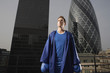 Foto: Boxer standing on downtown rooftop, London, England Boxer standing on downtown rooftop, London, England
