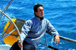 uomo naviga in barca a vela
