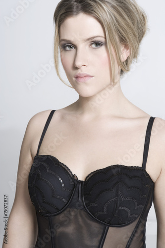 Foto: Pretty young woman in her underwear, pensive Pretty young woman in her underwear, pensive