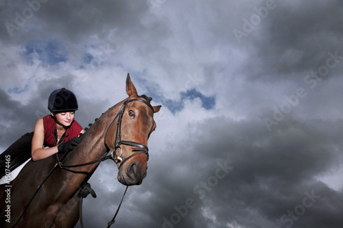 Foto: Female jockey riding horse Female jockey riding horse