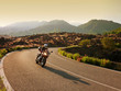 Motorradfahrerin auf Tour in Sizilien