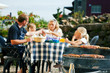 Familie beim Grillen