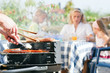 Familie beim Grillfest