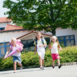 Drei Schulkinder haben Spaß