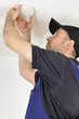 Foto: Handwerker mit Rauchmelder Handwerker mit Rauchmelder