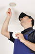 Foto: Handwerker mit Rauchmelder Handwerker mit Rauchmelder