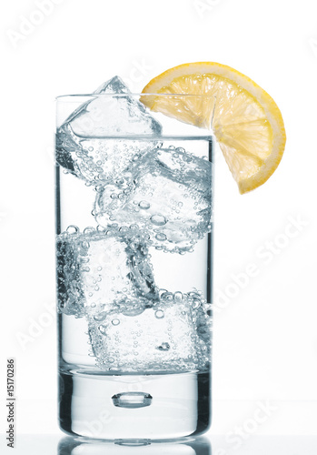 Glas mit Sprudel Glas mit Sprudel