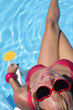 Mujer con Coctel en la Piscina