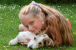 Kind schmust mit Hund