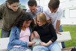 groupe d'étudiants avec téléphone portable