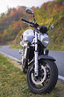 moto roaster sur bord de route virage de montagne en nature moto roaster sur bord de route virage de montagne en nature