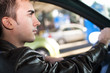 jeune homme sérieux agressif énervé au volant d'une voiture