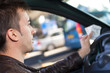 homme en voiture payer le péage sur autoroute des vacances