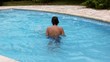 acrobztie dans la piscine