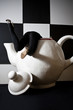 Foto: woman trapped in a huge tea pot woman trapped in a huge tea pot