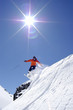 Skifahrer beim Klippensprung Skifahrer beim Klippensprung