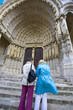 france,chartres,cathédrâle : touristes et portail nord france,chartres,cathédrâle : touristes et portail nord