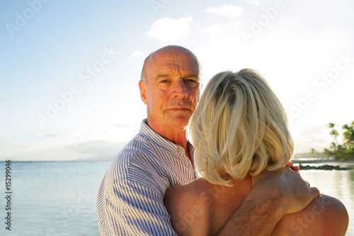 Homme senior près d'une femme au bord de la plage