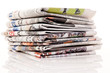 Stapel von alten Zeitungen und Zeitschriften