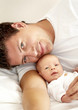 junger vater mit baby